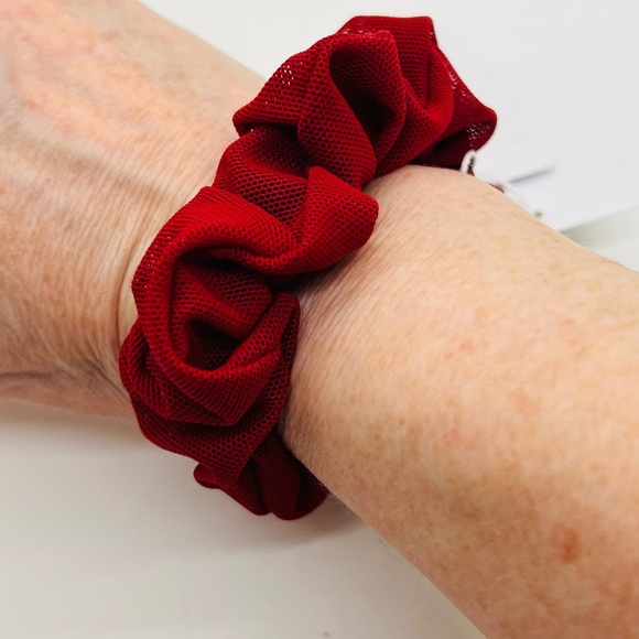 NWT lululemon Uplifting Scrunchie Chouchou Uplifting “CALI” (maroon/wine color) - Picture 8 of 11